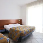Beachside Comfort With Pool And Terrace דירה *