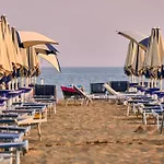 Beachside Comfort With Pool And Terrace * ביביונה