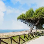 Beachside Comfort With Pool And Terrace דירה ביביונה