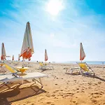 Beachside Comfort With Pool And Terrace * ביביונה