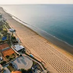 Beachside Comfort With Pool And Terrace Daire *