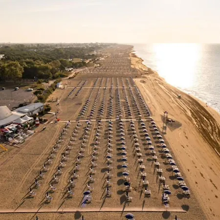 Beachside Comfort With Pool And Terrace *