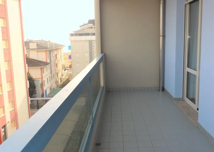 Beachside Comfort With Pool And Terrace *