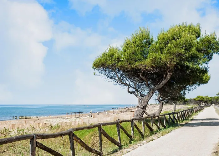 Beachside Comfort With Pool And Terrace Appartamento Bibione